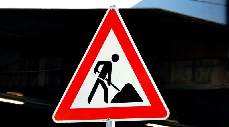 A road work sign taken from Unsplash